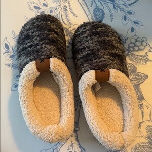 Dearfoams Black and Cream Women's Slippers